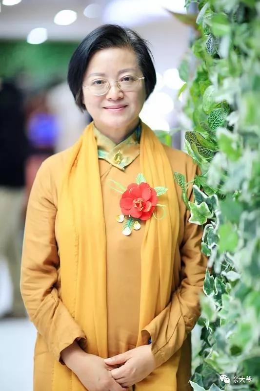 中国诗歌30年优秀长诗奖:爱斐儿第三届《诗参考》十年经典奖获得者