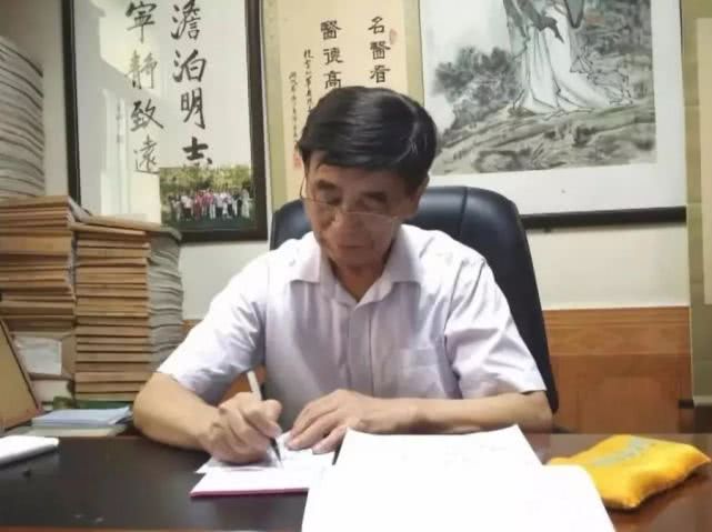 2017年,刘华为先后出版了《五行气化论临证实验录》《刘华为医案》