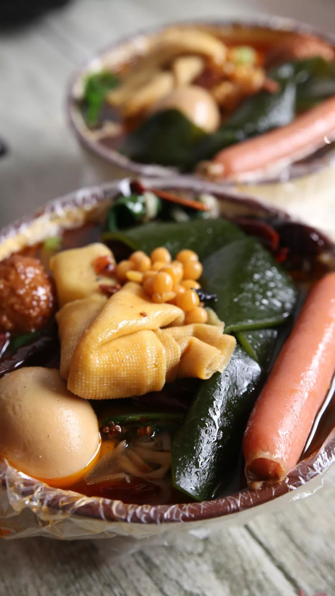 薄而有劲才是板面的神,旁边是压好的宽面,海带,鸡蛋,豆皮,香肠,丸子