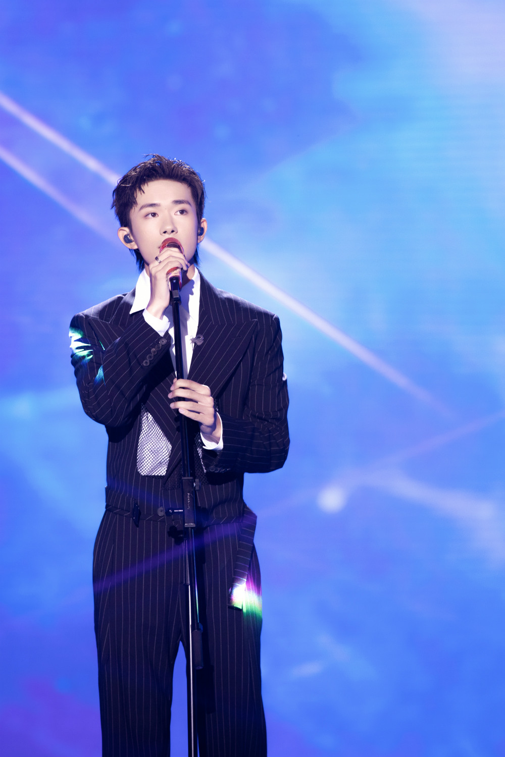 易烊千玺新歌《i adore you》上线 温润声线演绎纯粹浪漫