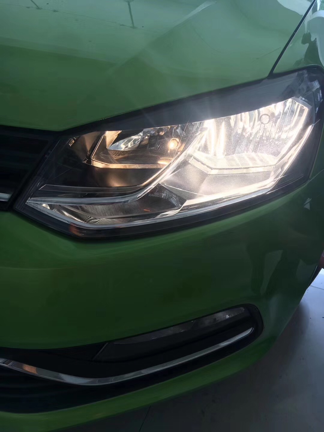 镇江改灯polo卤素大灯升级led双光透镜专用双色日行灯