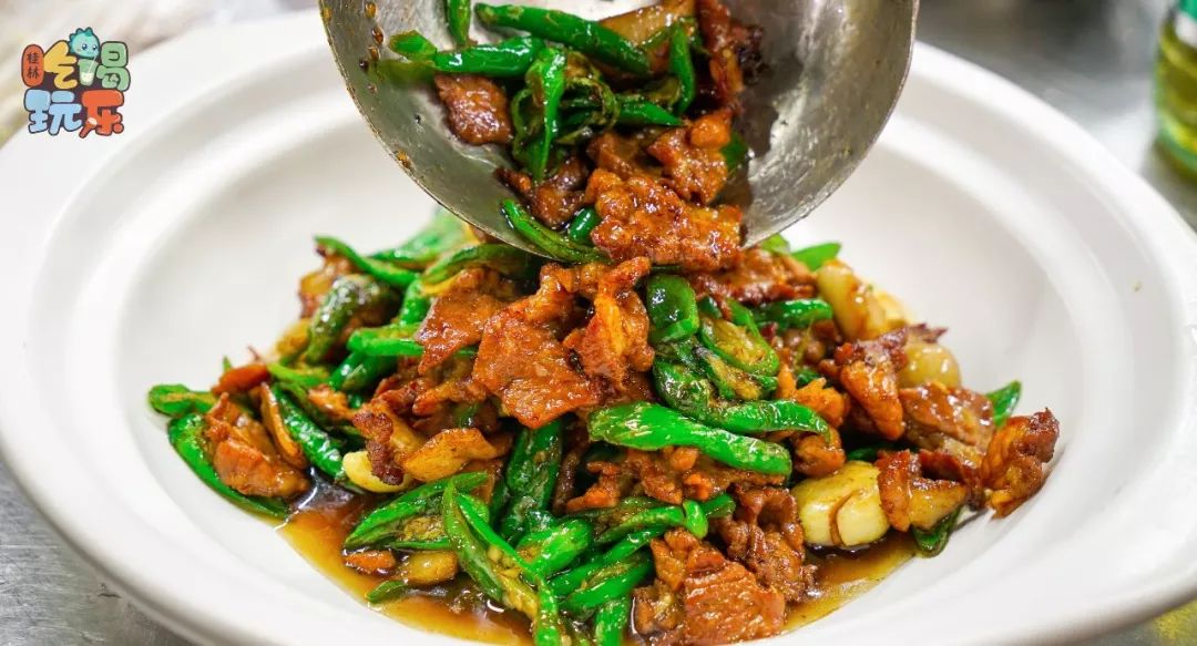 樟 树 港 辣 椒 炒 肉◎最后在汤汁里拌上一碗面或者一碗米饭,是超