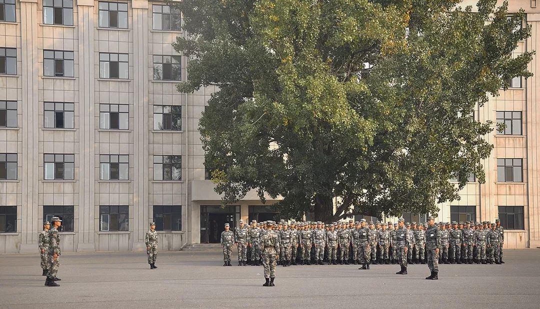于7:20准时出发前往陆军炮兵防空兵学院士官学校