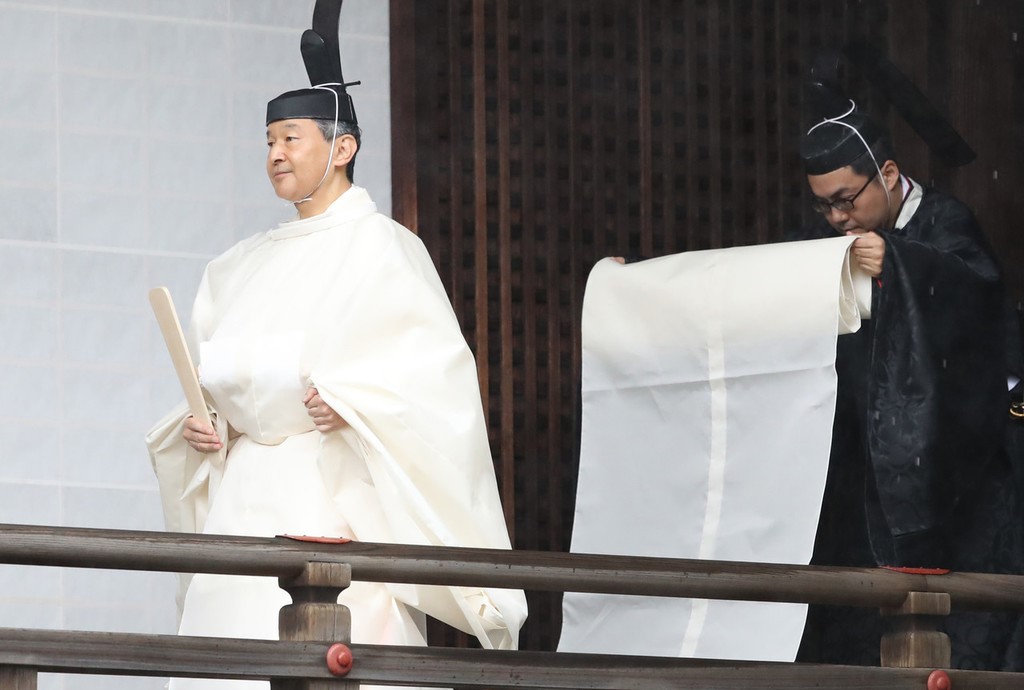 日本德仁天皇大雨中祭拜天照大神