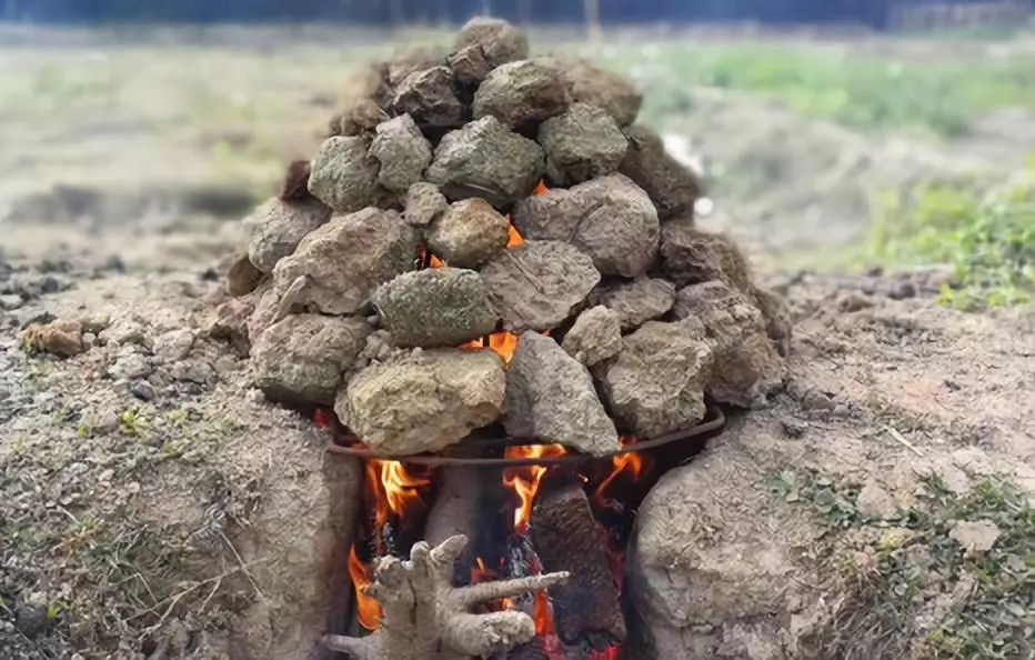 烤完香喷喷的让红薯在火堆里炙烤,堆起一个个像样的小土堆,接下来就是
