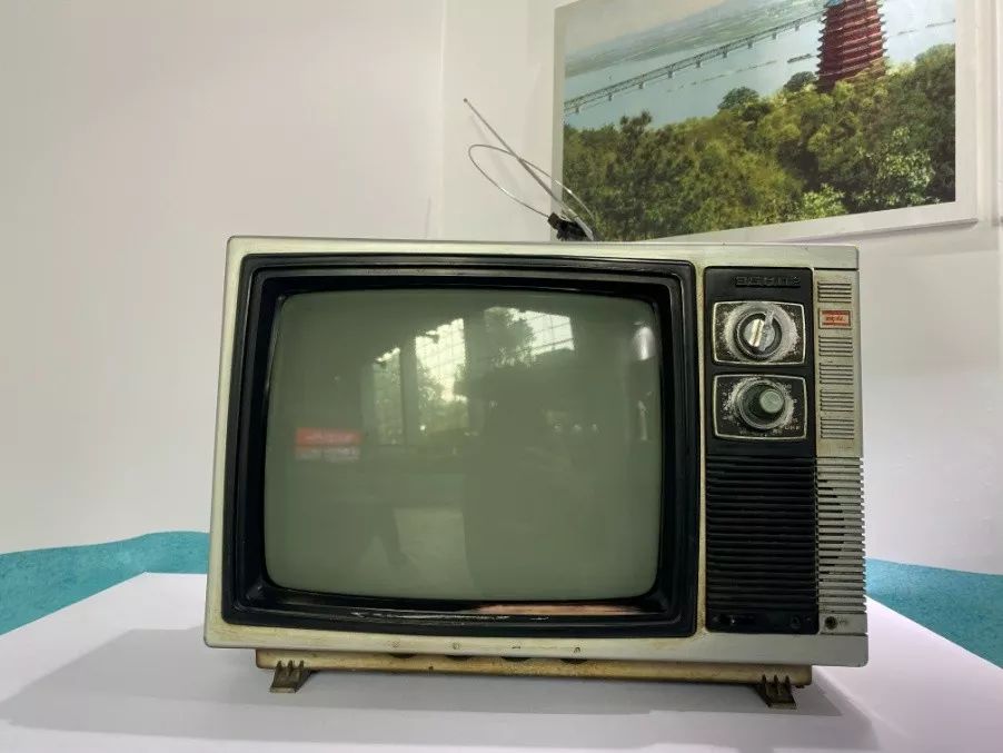 第一台黑白电视机图片