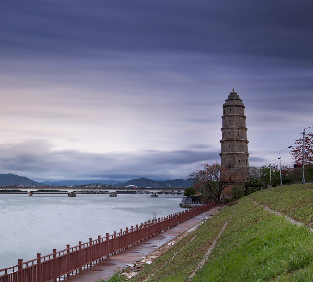 龙湫宝塔,潮州八景之一,出现这在不同时代国外摄影师的镜头里,彰显着