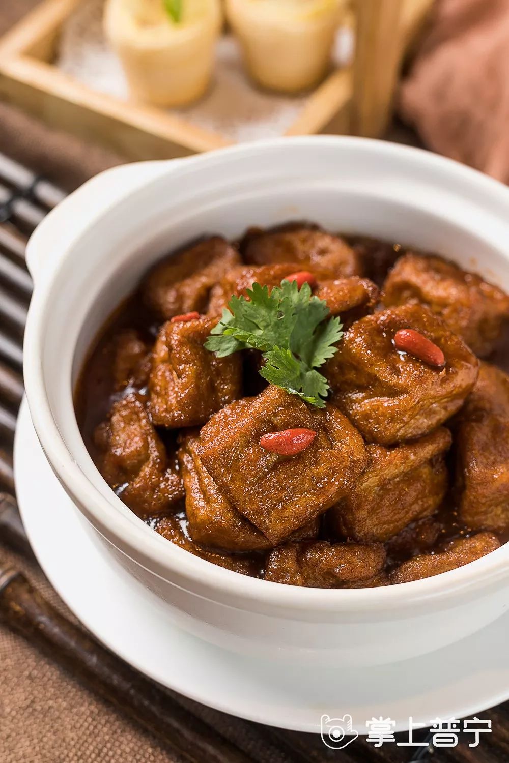 豆腐吸足了鲜美的鲍汁,等待上演一出爆汁好戏~鲍汁金菇黑豆腐外层金黄