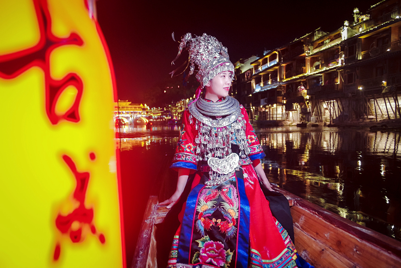 凤凰古城和翠翠一起夜游沱江