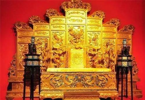 要知道在袁世凯拆除之前,这座历经了500多年的"金銮殿龙椅"几乎没有太