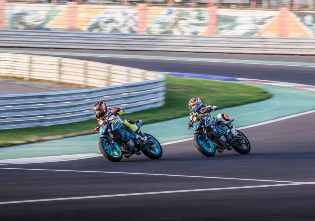 悄悄告诉你春风250sr小跑车有消息啦明年要用它跑比赛哦