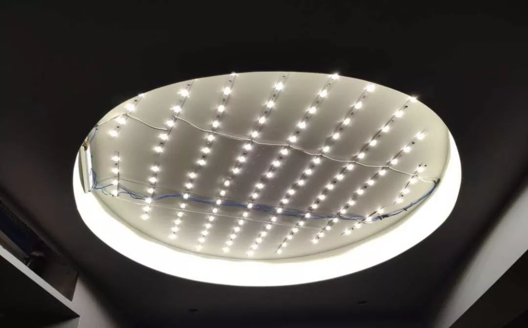 吸顶灯即将领盒饭发光天花板来了