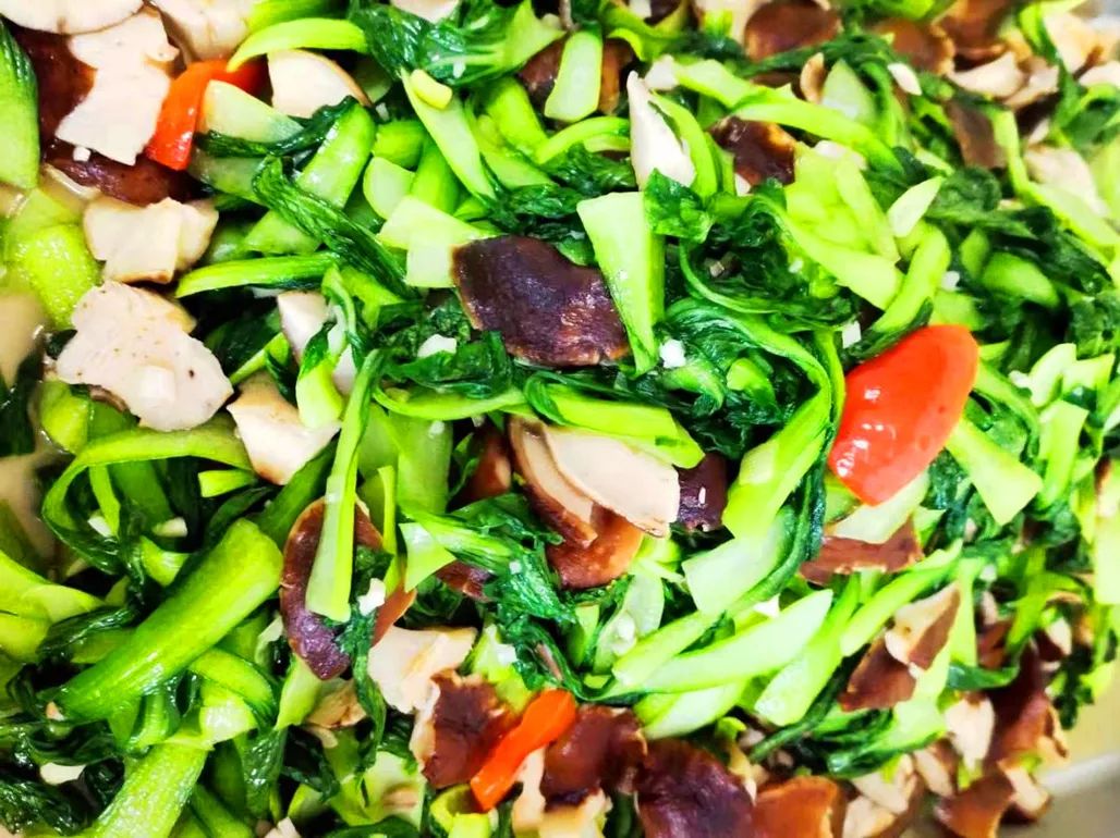 走上餐桌绿色蔬菜喜迎丰收菜园蔬菜长势喜人厨房员工在菜园内劳动顺义