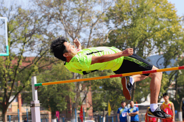 参与100米,200米,3000米,跳高,立定跳远等19个项目的角逐