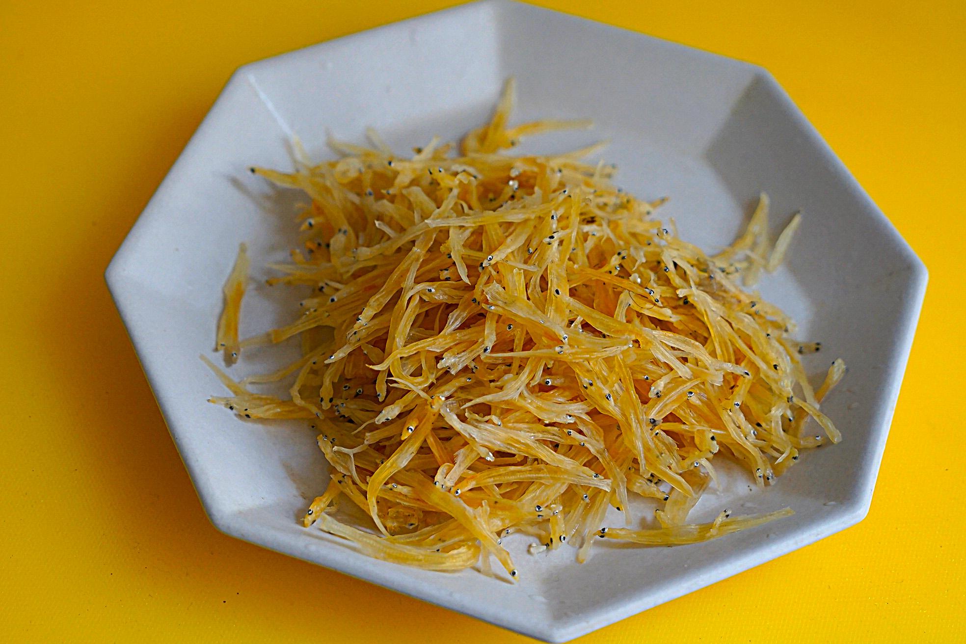 炒银鱼干,有人直接炒,有人泡水时间太长,都错了,这样做才好吃