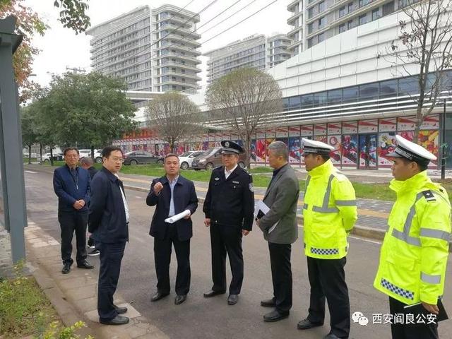西安阎良区区长苟继东对西飞一中周边道路进行调研