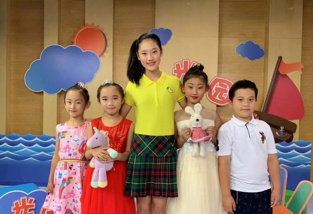 《问政烟台》主持人吕天琪老师王术老师合影小主持人与《社会广角》