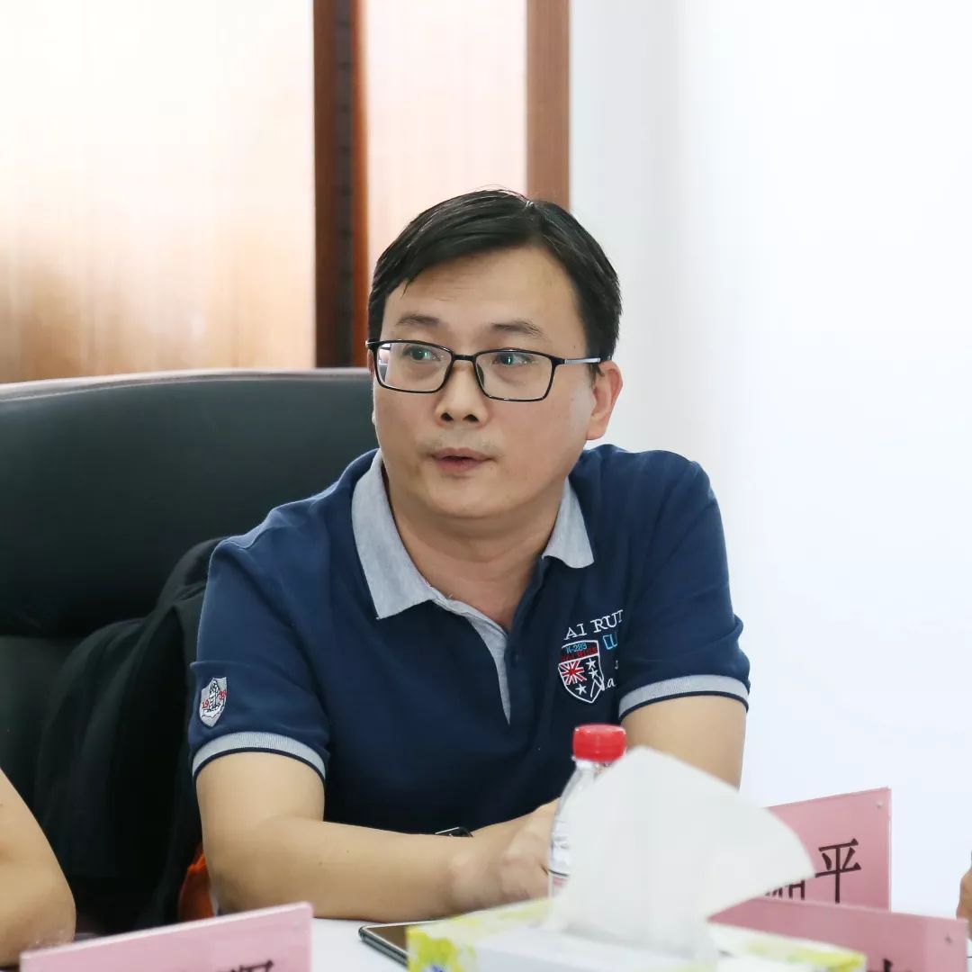 会议由我校德育处负责人潘辉主持.