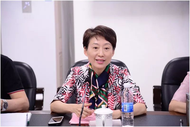 卢秀萍会长首先代表校家委会对新委员表示热烈的祝贺,并表示家委会将