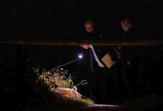 恐怖午夜惊现卖淫女裹尸毯视频拍下抛尸全记录