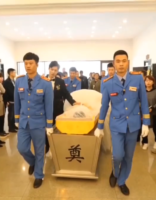原创大连新娘因癌症去世在殡仪馆办完婚礼办葬礼高颜值让人唏嘘