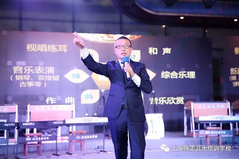 主持人登场啦▲开场舞《花开中国》▲现场人山人海家长和孩子们都有序