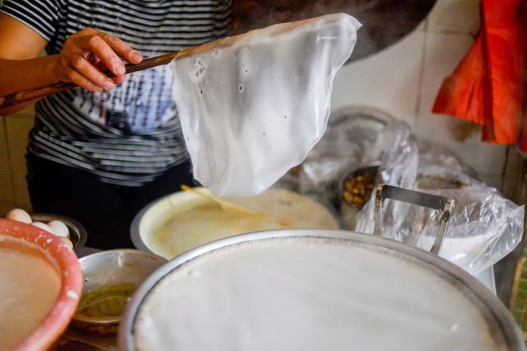 卷粉饼皮很薄,吹弹可破吃法也有两种,可以配辣椒醋吃,或是加上用葱