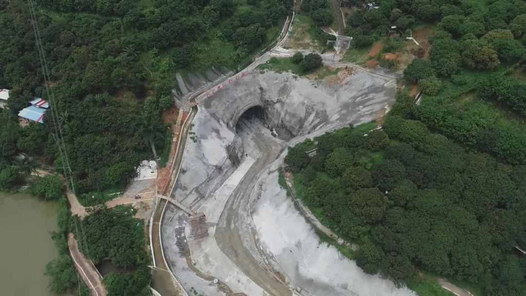 的香港段隧道,时速控制在二百公里上下,而赣深高铁的东莞银瓶山隧道