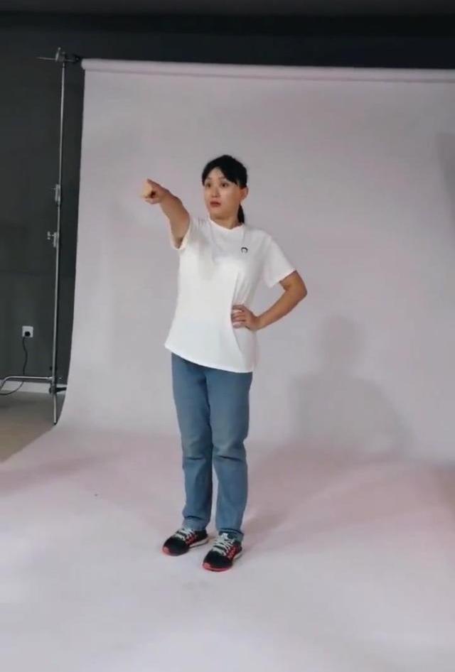 白t牛仔裤运动鞋 《乡村爱情12》刘英穿着依旧朴素 还胖得可爱_蒋依杉