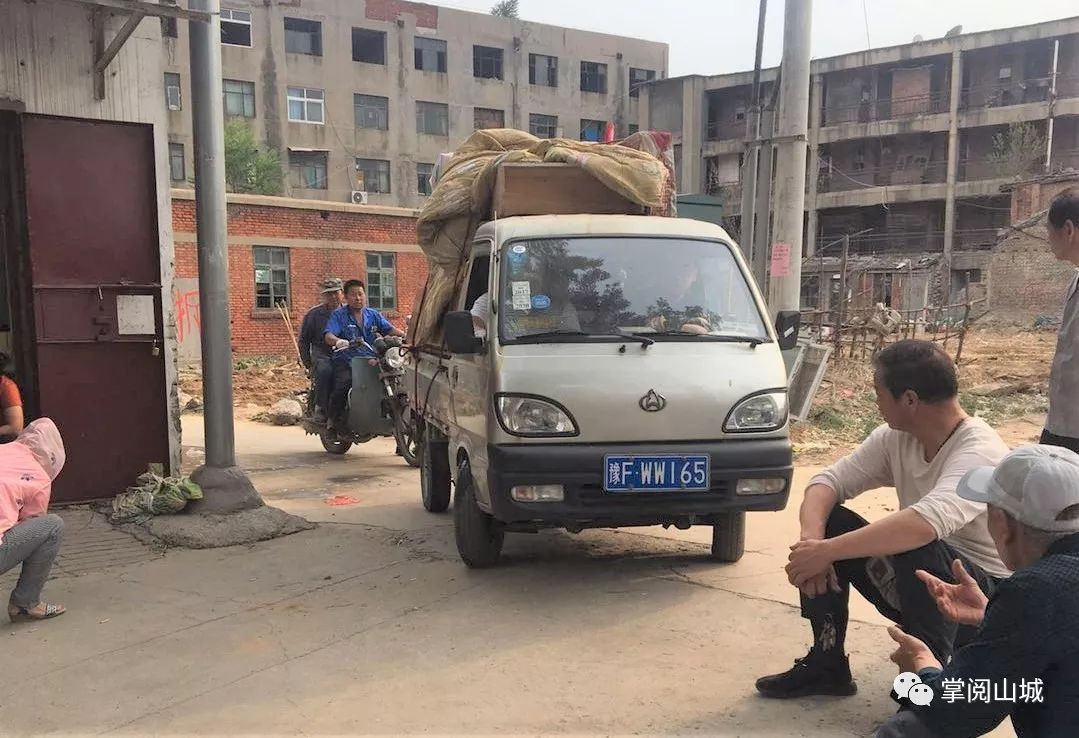 汤河桥街道宝马社区工作人员蒋慧颖说,鹤煤总机厂家属院拆迁之前,原有