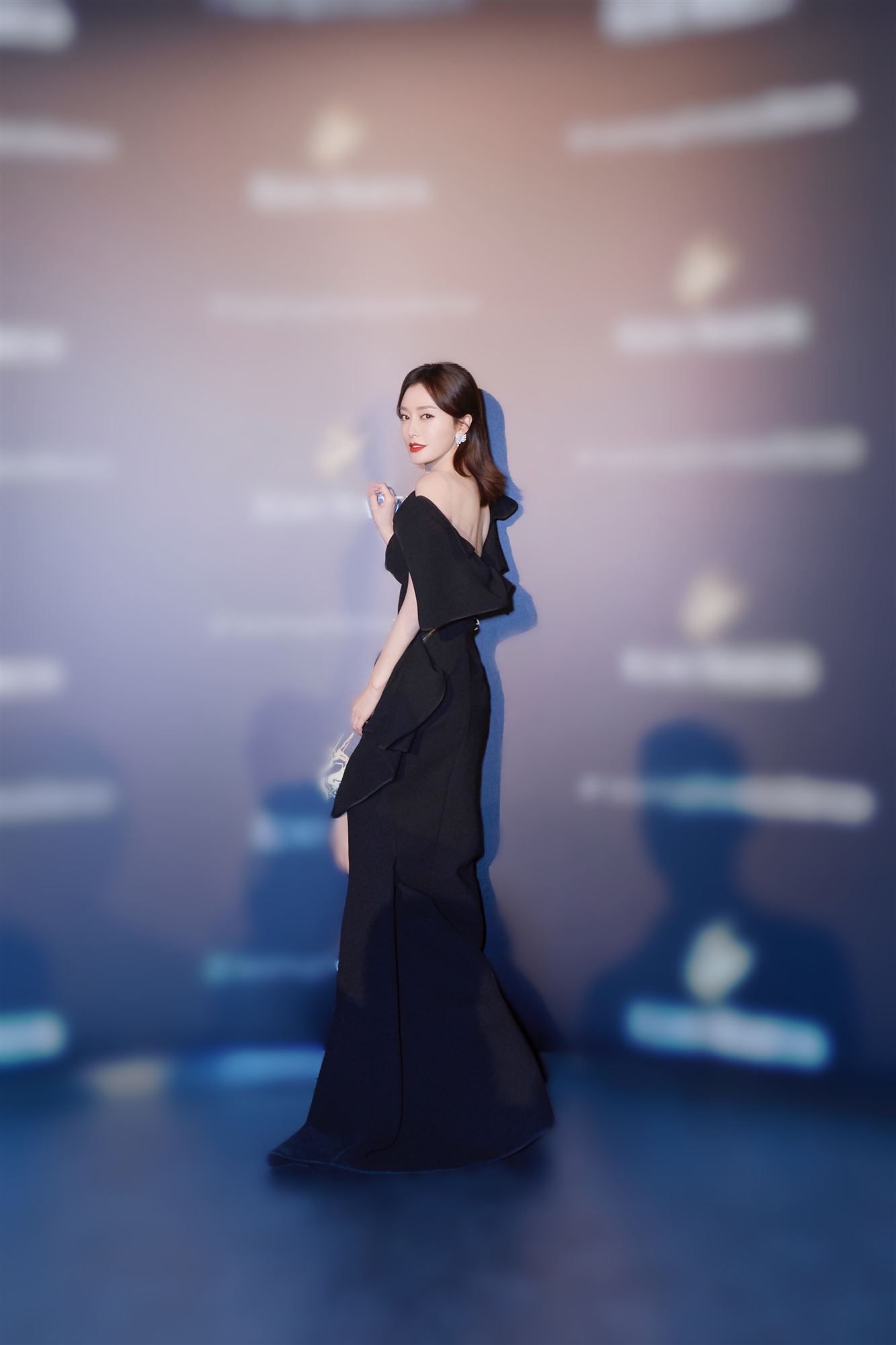 秦岚惊艳亮相品牌晚宴黑色礼服添浪漫神秘色彩