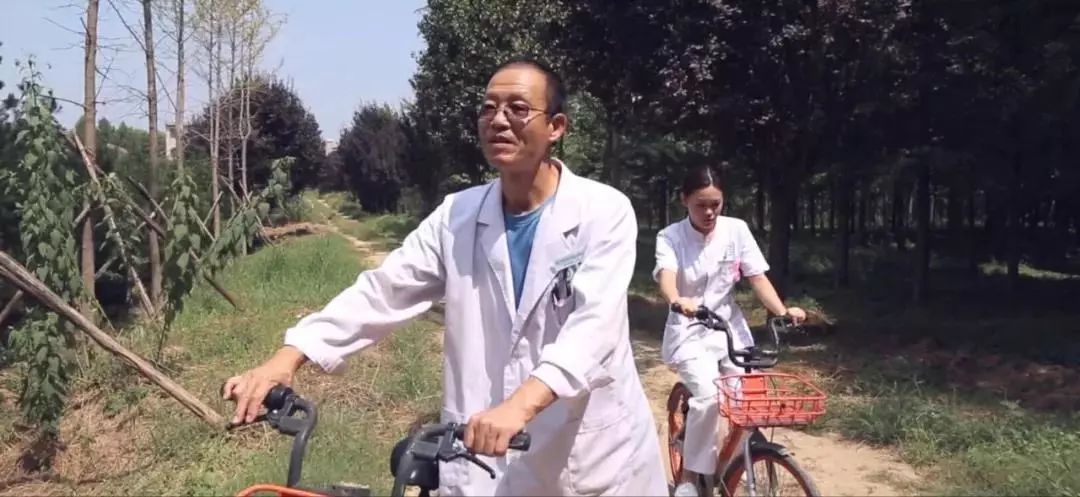 家庭医生团队在下乡的路上"选取张向荣医师的一天,正是想通过以小见大