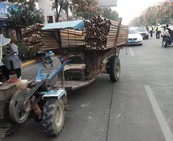 无牌无证,天长一拖拉机满载钢管大摇大摆上路被查