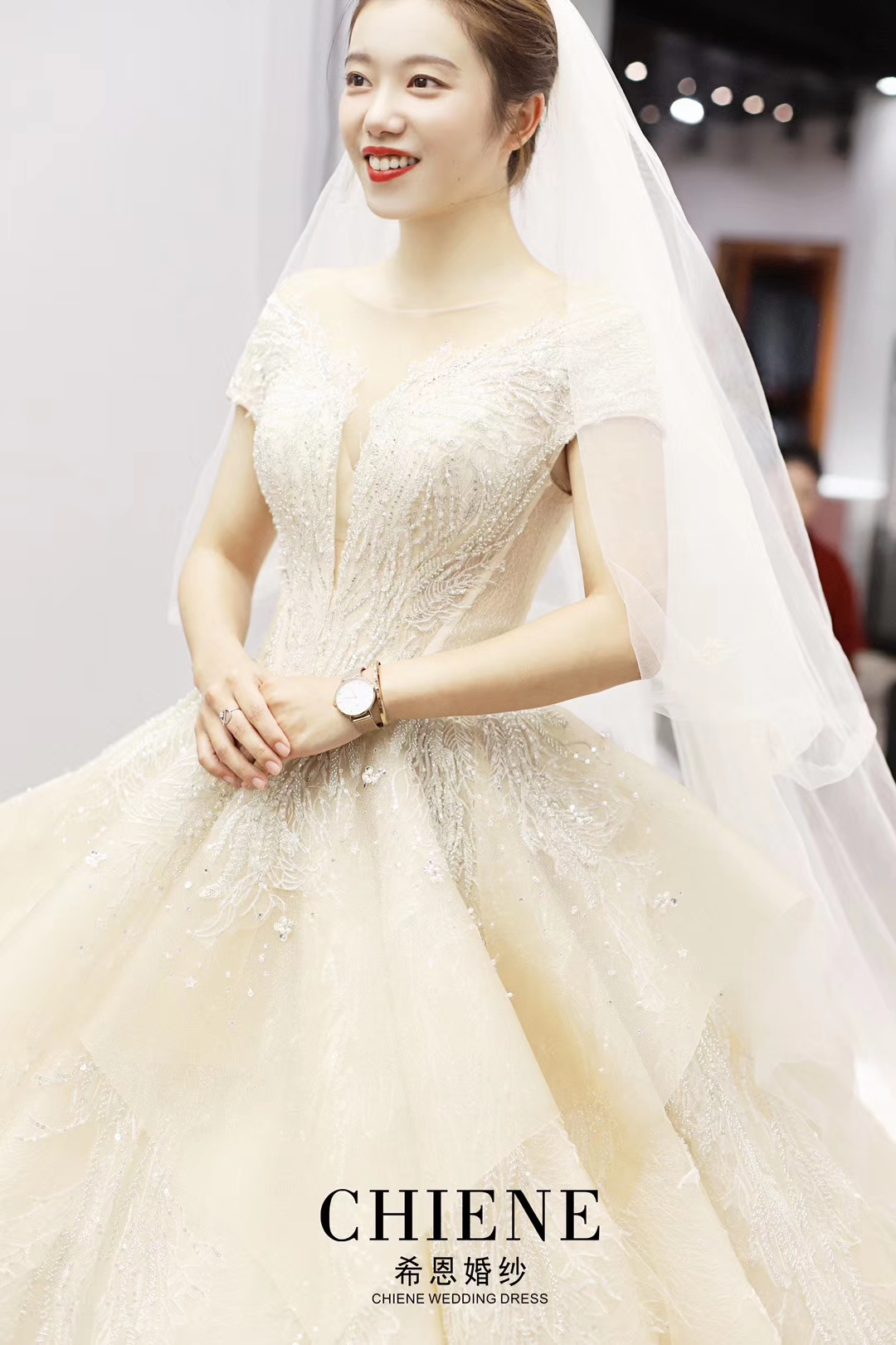 绝美雪花蕾丝婚纱礼服让人为之着迷