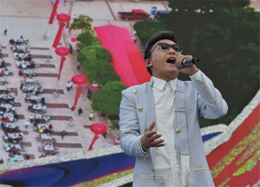 宣威籍2名优秀青年歌手回到家乡,倾情表演助力火腿美食文化节!_独唱