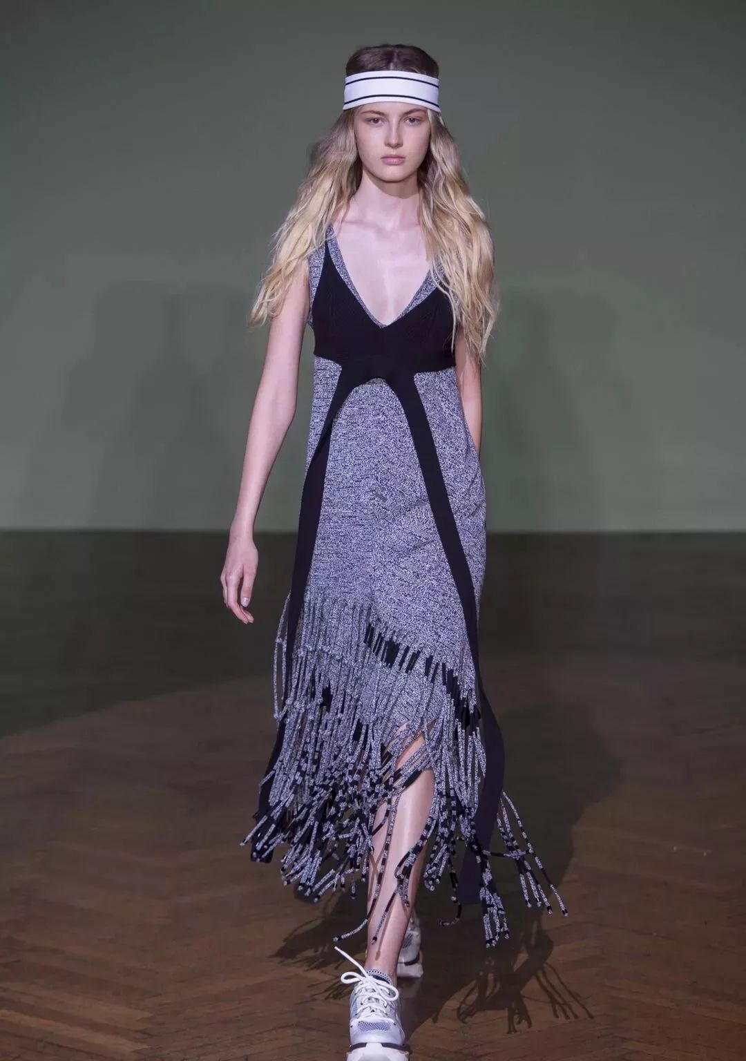 最撩人的流苏设计引爆秀场的的行走荷尔蒙