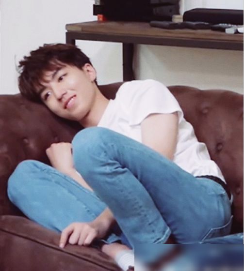 王俊凯节目中公然脱鞋脚放位置成焦点网友好素质没法装