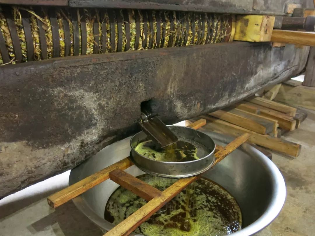 过滤兰溪传统榨油技艺,整套工序皆为纯手工加工,榨油工具也是纯手工