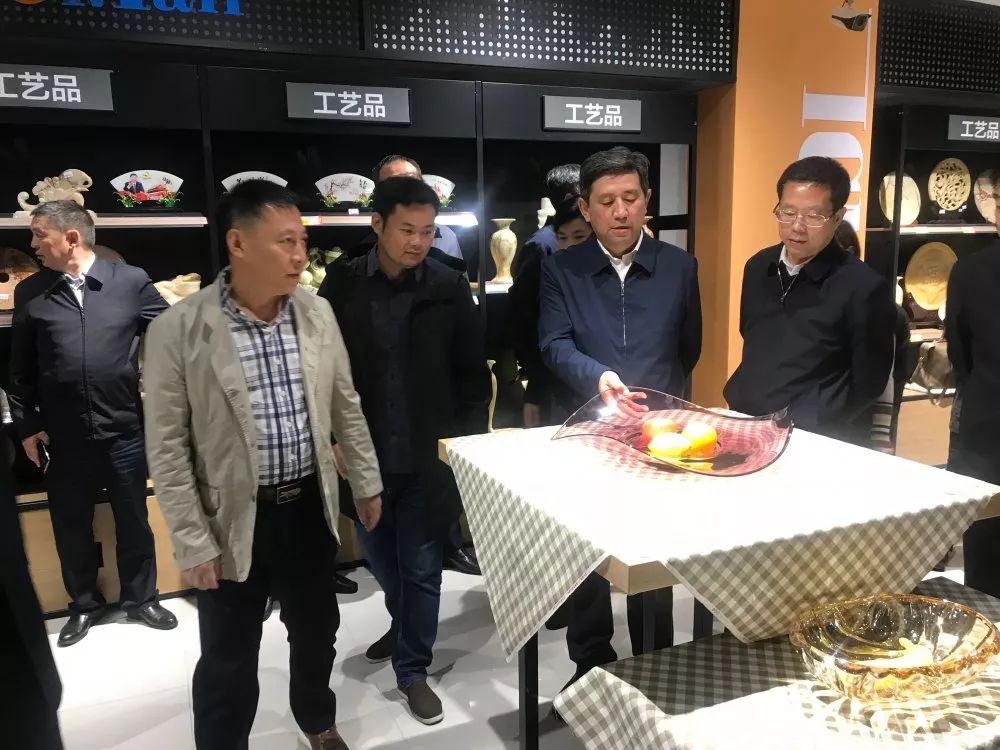 日上午十点,新疆塔城地区和沙湾县党政代表团一行,在海城市委书记闻然