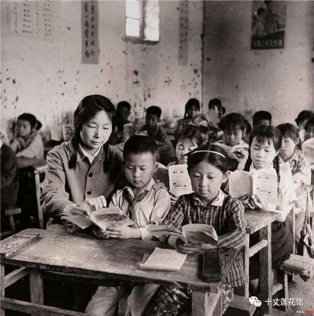 旧时的课堂(网络图片)20世纪90年代初期在深圳的全家福致力于中国学术