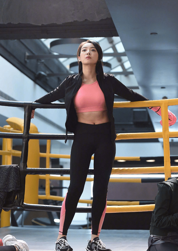 宋茜晒腹肌状态佳网友这身材一看就是练过的