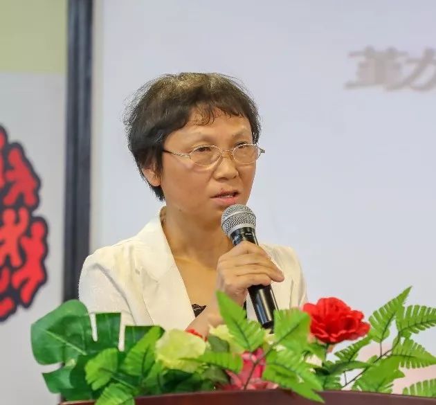 组论坛的主题为《勤"劳"践行,传承美德》,由年级组长徐慧华老师主持