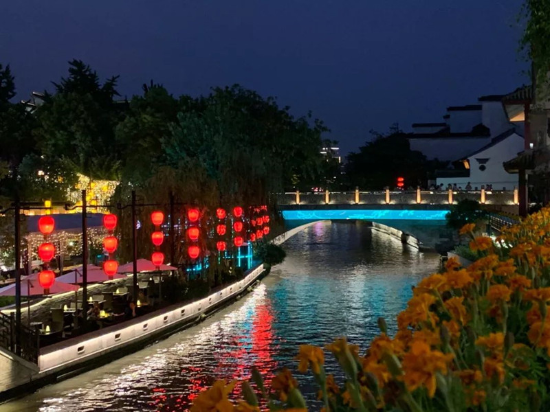 我在来燕堂拍来燕桥上看风景游客河对面来燕里人特写我秦淮画舫人欢呼