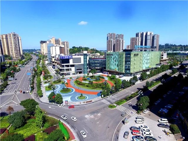 在城北新区,远远地就能看到凯悦金沙,因为它的造型太吸引人了,高大的