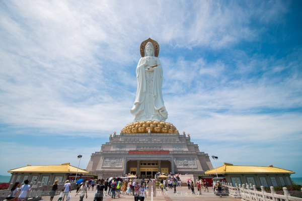 从人行 通道 就可以来到观音像的正前方,据说举世闻名的"金玉观音"