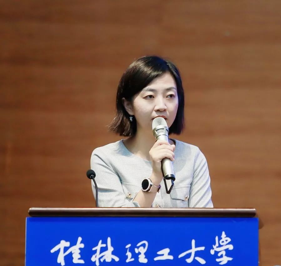 华为公共与政府事务部高级公共关系经理曹婧介绍了华为公司积极拥抱