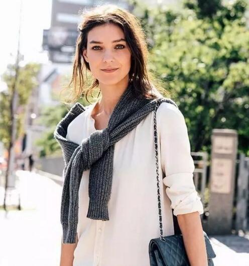 原创宽肩圆肩怎么穿该如何选择适合自己的上衣▼