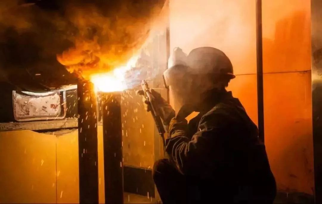 高空掉落和焊渣飞溅.在焊接作业中,炽热的火星到处飞溅.