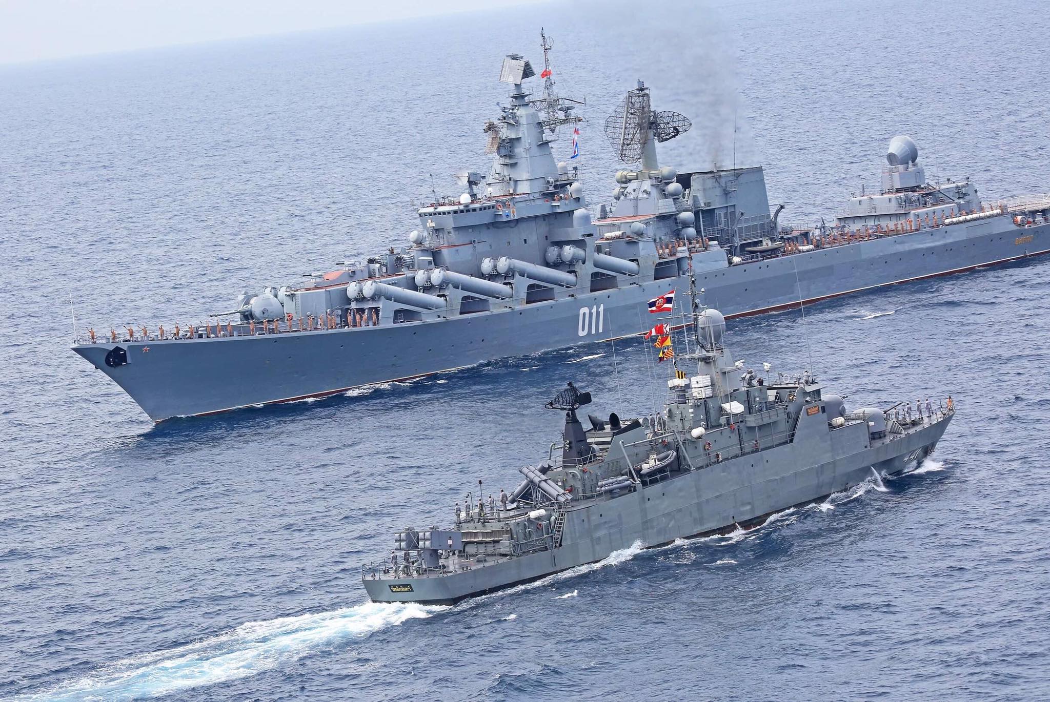 俄瓦良格号领衔访问泰国 参观泰国航母