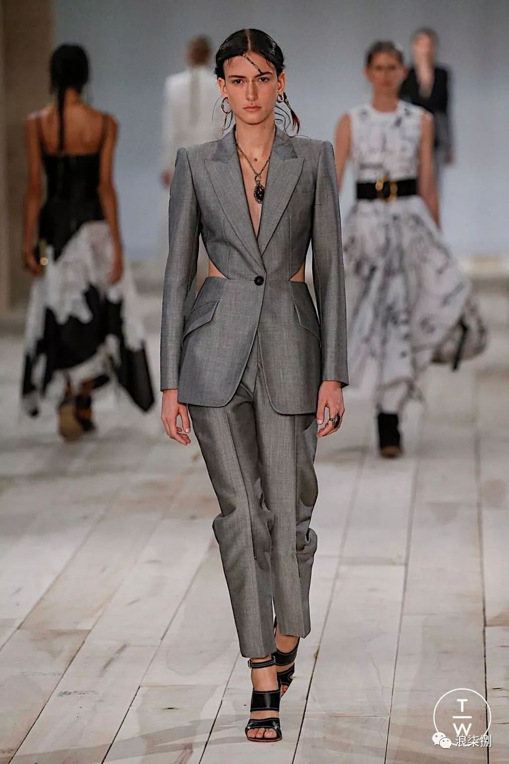 2020ss巴黎时装周 | 用镂空改造服装结构